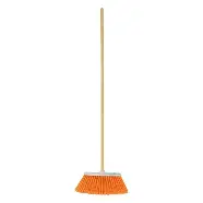 ESCOBA MEDIANA TIPO CEPILLO, CERDAS DE PVC, BASTON DE MADERA